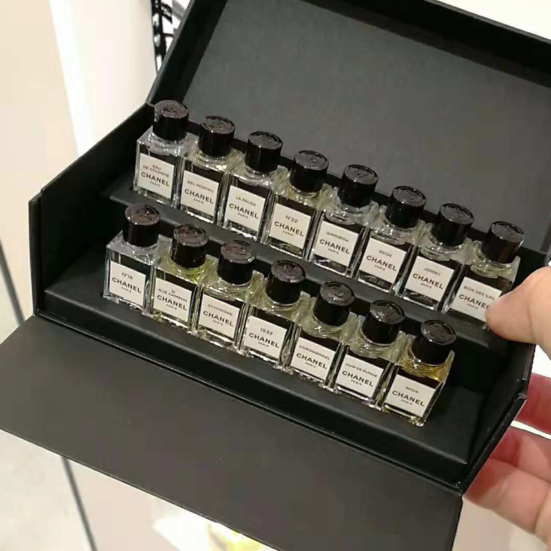 AG亚娱集团官方-向太辟谣网传向佐郭碧婷订婚钻戒 盖章CP粉粉头身份(图2) AG亚娱集团官方