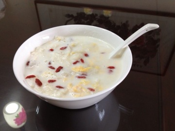 蔡少芬女儿满月终外出 老公张晋陪整头发_ag亚娱官网(图3) AG亚娱集团