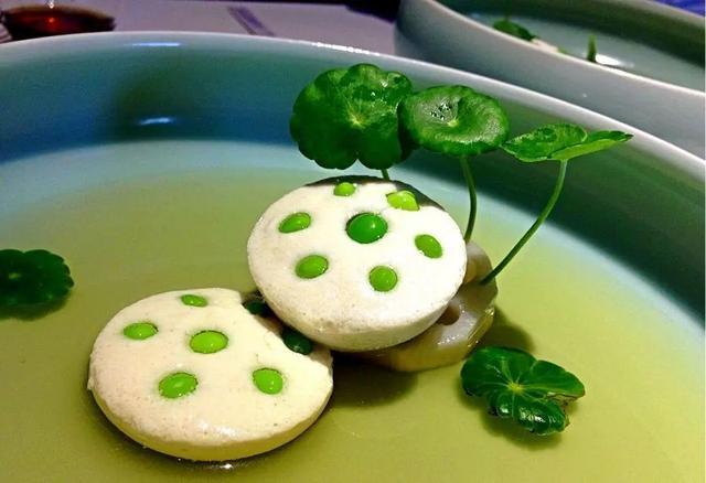 谢霆锋不否认新恋情 甜笑护花称是好友“AG亚娱集团”(图2) AG亚娱集团