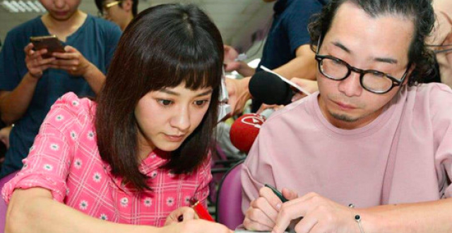 张柏芝绿靴白裙宣传新片 叉腿坐不慎泄春光(图)【AG亚娱集团官方】(图2) ag亚娱官网