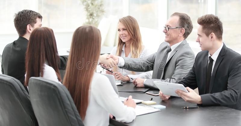 AG亚娱集团官方-赵雅芝20年前亲子照首度曝光 不老女神与现在无差异(图3) ag亚娱官网